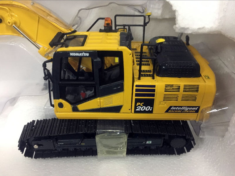 Hydraulic excavator Komatsu PC200i-10 to scale 1:50